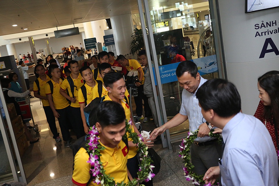 Những người hùng futsal Việt Nam đặt chân tới Nội Bài - 6
Phó Chủ tịch VFF Trần Quốc Tuấn và TTK VFF Lê Hoài Anh có mặt ở sân bay đón toàn đội