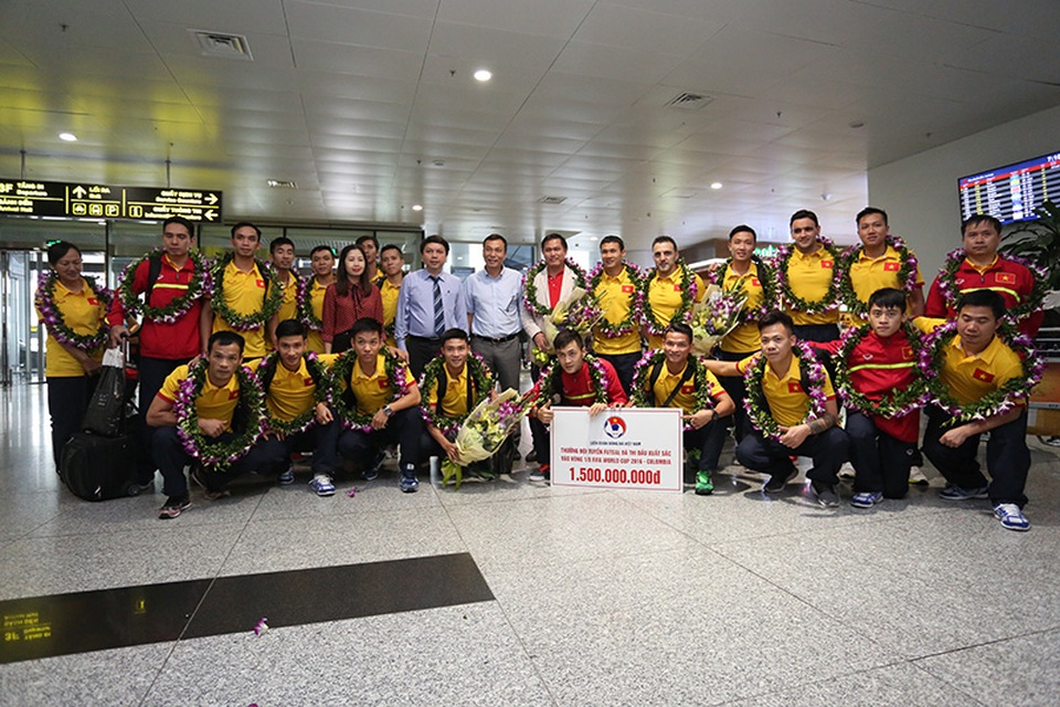 Những người hùng futsal Việt Nam đặt chân tới Nội Bài - 4
Toàn đội chụp ảnh lưu niệm ở sân bay Nội Bài