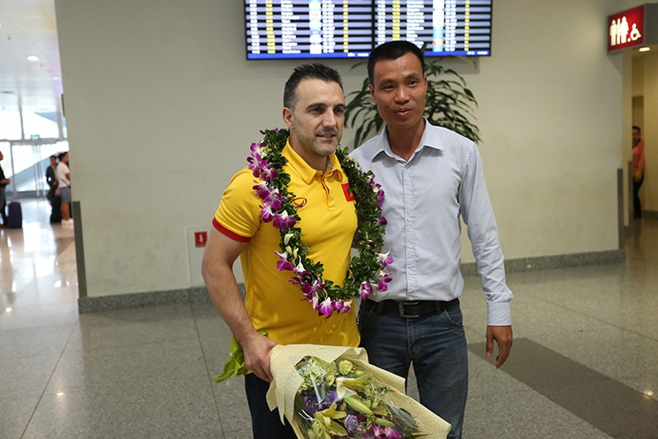 Những người hùng futsal Việt Nam đặt chân tới Nội Bài - 1
HLV Bruno Garcia là người được chú ý nhiều nhất