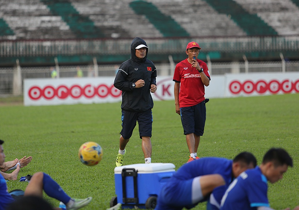 
HLV Hữu Thắng tích cực luyện tập và theo dõi phong độ các học trò
