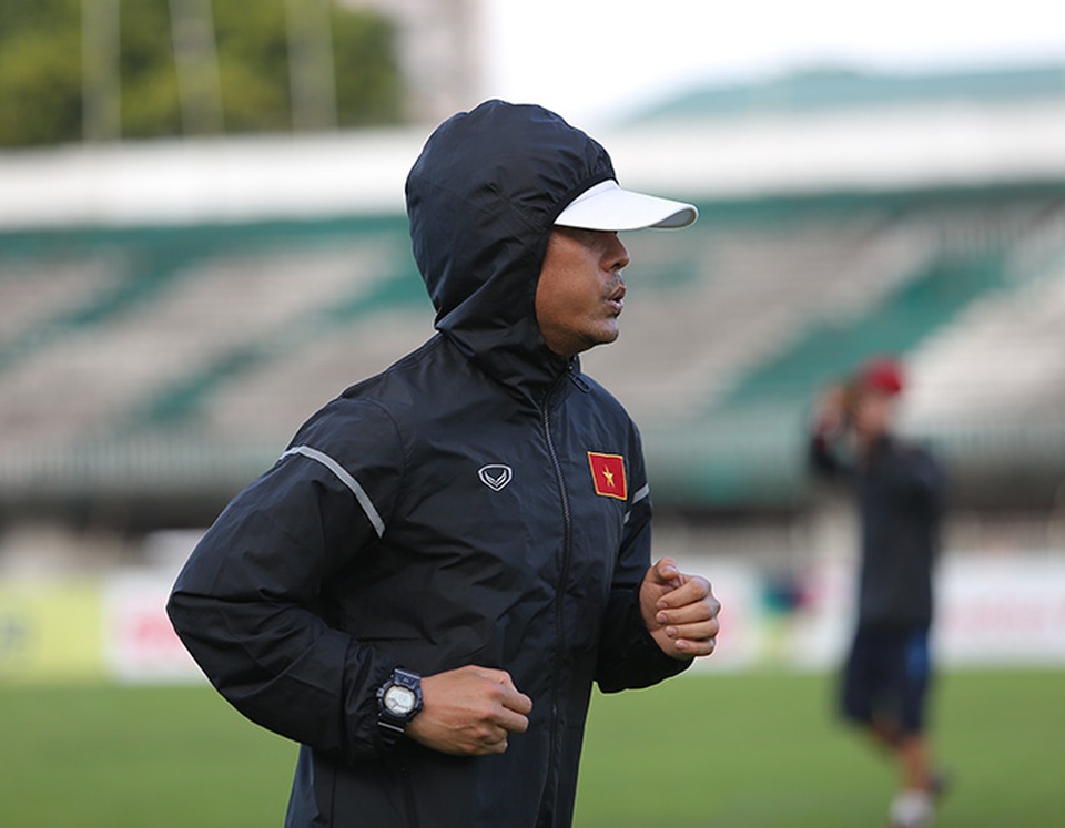 
HLV Hữu Thắng cũng tích cực luyện tập cùng học trò
