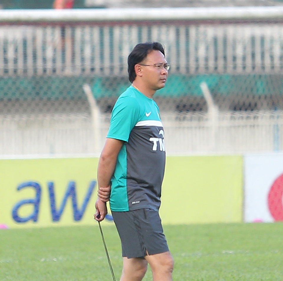 
HLV Ong Kim Swee chỉ đạo các học trò trên sân tập
