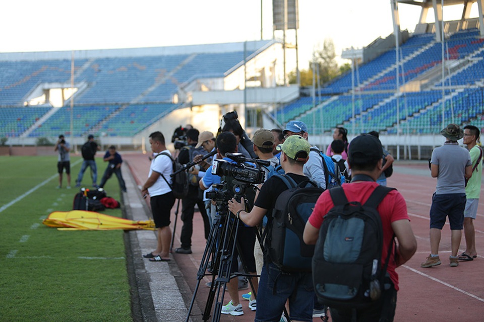 Báo chí bủa vây mỗi khi đội tuyển Việt Nam xuất hiện - 10