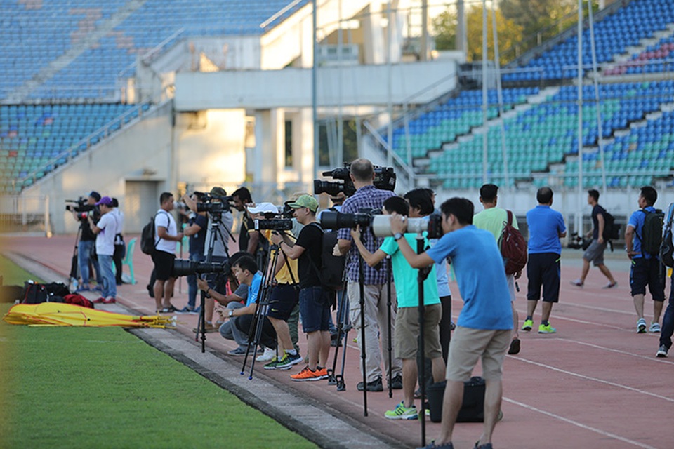 Báo chí bủa vây mỗi khi đội tuyển Việt Nam xuất hiện - 9