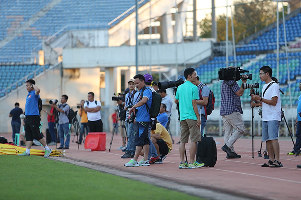 Báo chí bủa vây mỗi khi đội tuyển Việt Nam xuất hiện - 1