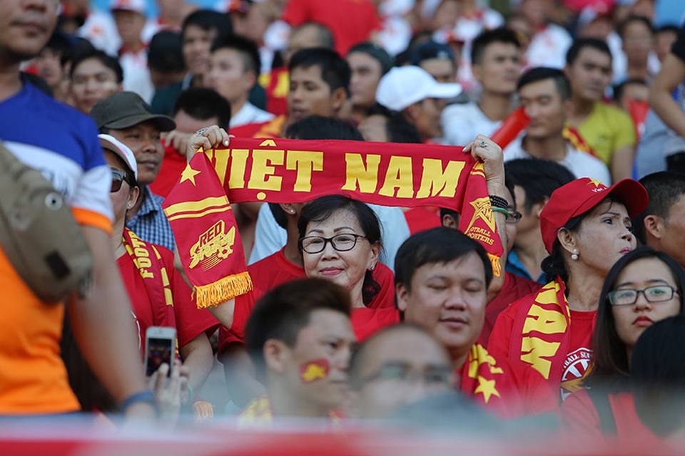 Myanmar 1-2 Việt Nam: Chiến thắng vất vả - 13
Cổ động viên Việt Nam có mặt ở Thuwana để cổ vũ cho tuyển Việt Nam, ảnh: T.Lương