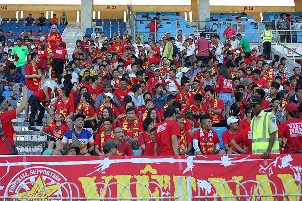 CĐV Việt Nam hâm nóng "chảo lửa" Thuwana - 7 CĐV Việt Nam hâm nóng "chảo lửa" Thuwana - 7