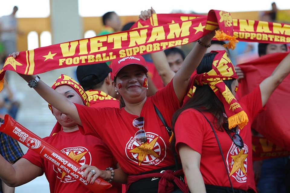 CĐV Việt Nam hâm nóng "chảo lửa" Thuwana - 3 CĐV Việt Nam hâm nóng "chảo lửa" Thuwana - 3