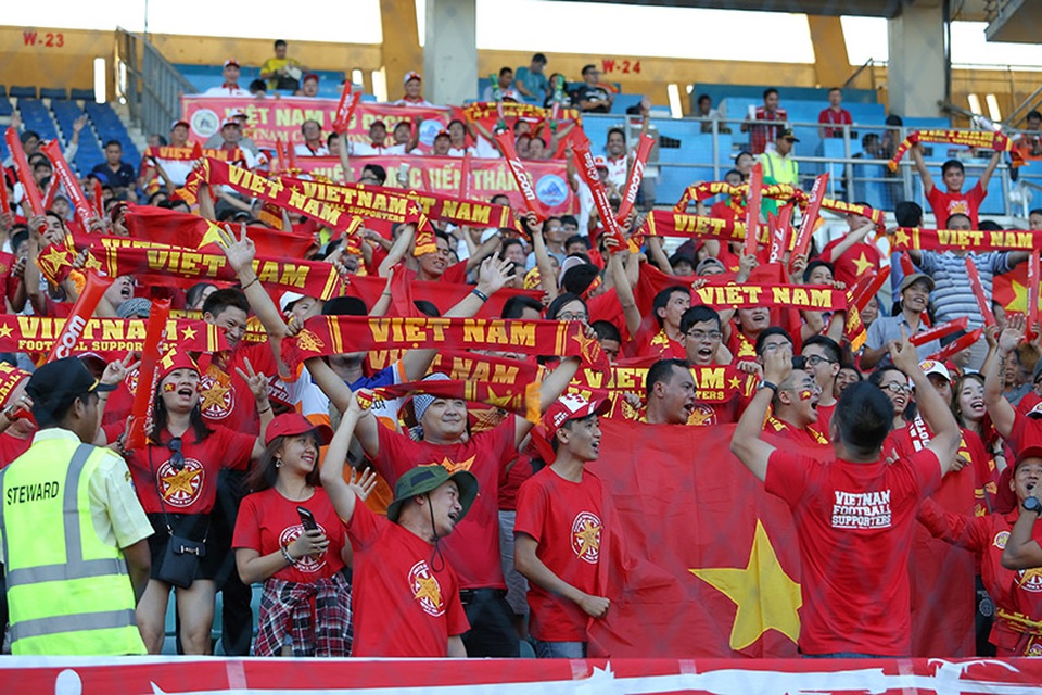 Myanmar 1-2 Việt Nam: Chiến thắng vất vả - 12
Có khoảng 1000 cổ động viên Việt Nam tới cổ vũ cho tuyển Việt Nam thi đấu với Myanmar, ảnh: T.Lương