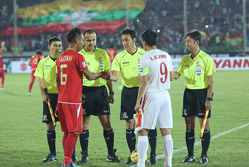 Myanmar 1-2 Việt Nam: Chiến thắng vất vả - 10
Đội trưởng hai đội làm thủ tục trước khi trận đấu bắt đầu, ảnh: T.Lương
