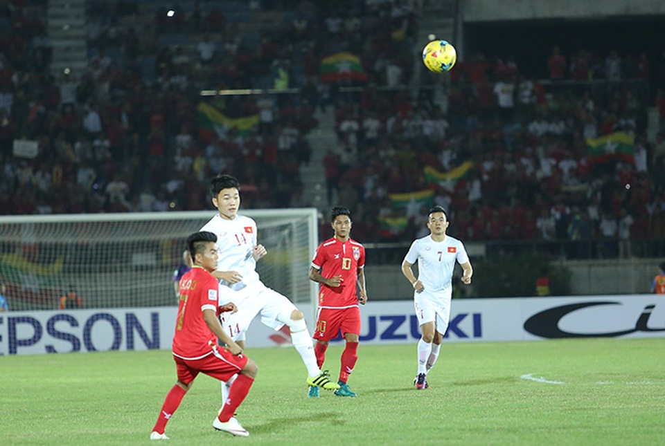 Myanmar 1-2 Việt Nam: Chiến thắng vất vả - 1
Các cầu thủ Việt Nam (áo trắng) thi đấu chưa thực sự ổn định
