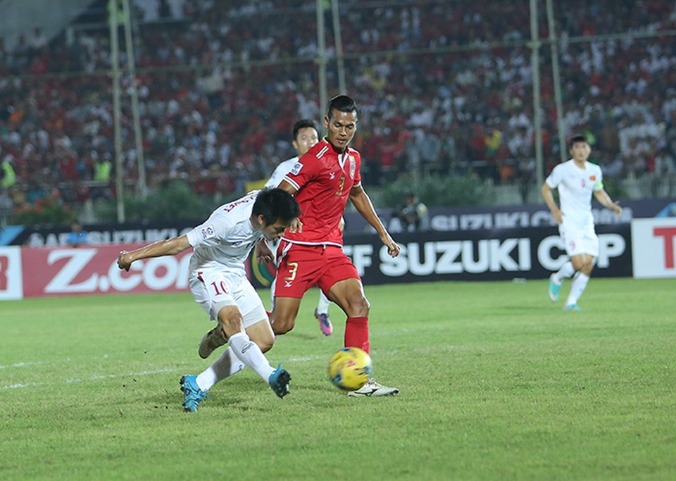Myanmar 1-2 Việt Nam: Chiến thắng vất vả - 7
Pha dứt điểm thành bàn mở tỉ số của Văn Quyết, ảnh: T.Lương