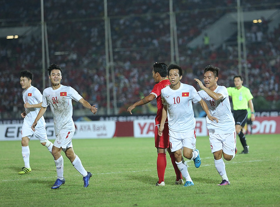 Chiếu chậm trận thắng vất vả của đội tuyển Việt Nam trước Myanmar - 3
Bàn mở tỷ số của Văn Quyết là sự cụ thể hóa sức ép liên tục