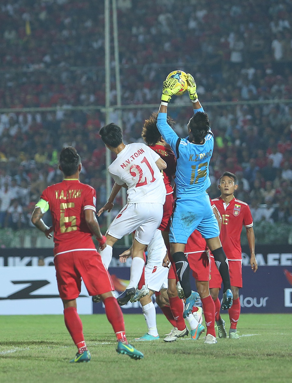 Chiếu chậm trận thắng vất vả của đội tuyển Việt Nam trước Myanmar - 2
Văn Toàn chính là người xông xáo nhất bên phía ĐTVN
