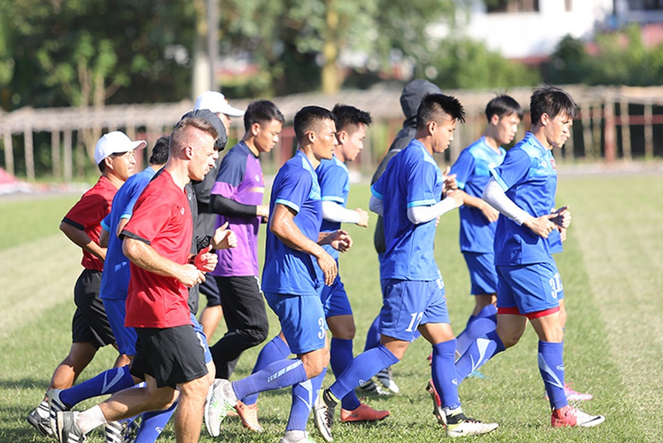 Phóng viên Four Four Two chê đội tuyển Việt Nam tập phản khoa học - 1
HLV Hữu Thắng cho các học trò tập giữa trời nắng để rèn thể lực