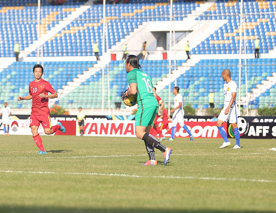 Việt Nam 1-0 Malaysia: Trọng Hoàng tỏa sáng - 4
Thủ thành Fahmi đang chơi đầy chắc chắn trong khung gỗ