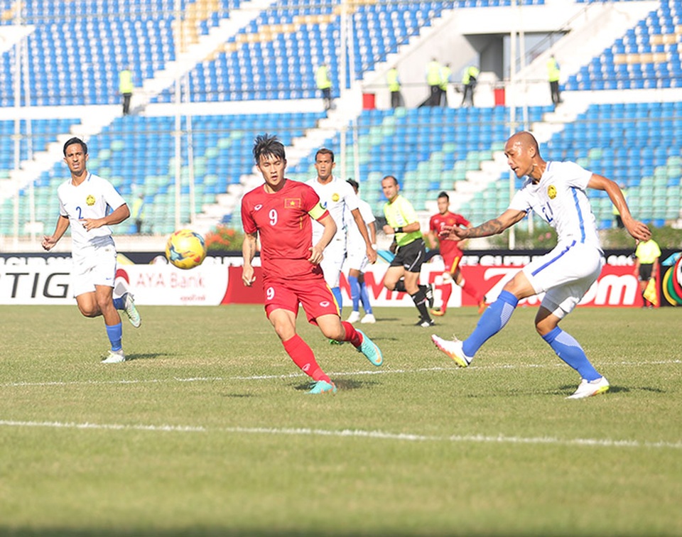 Việt Nam 1-0 Malaysia: Trọng Hoàng tỏa sáng - 5
Công Vinh đang gặp khó khăn khi Malaysia chơi áp sát
