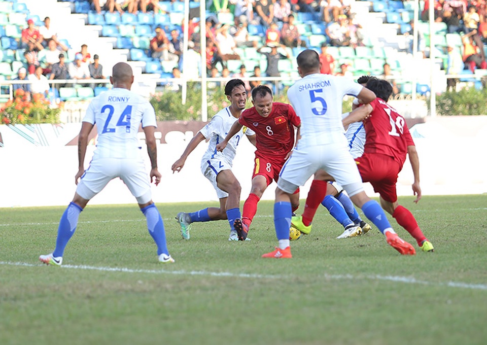 
Phút 80, Trọng Hoàng đột phá vào vòng cấm sau đường chuyền của Xuân Trường
