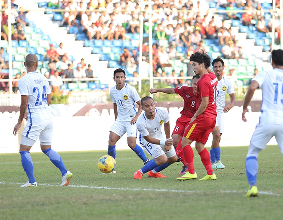 
Anh đi qua hai hậu vệ Malaysia trước khi ghi bàn
