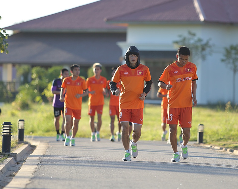 Tuyển thủ Việt Nam chạy bộ thư giãn ở khách sạn 5 sao - 1