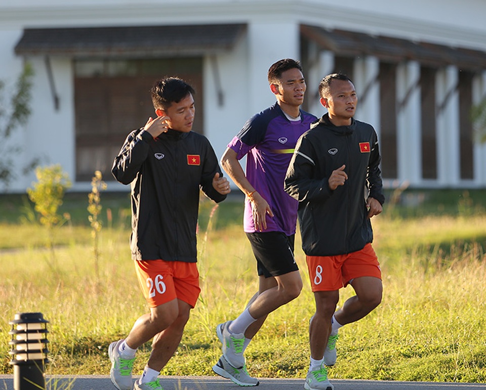 Tuyển thủ Việt Nam chạy bộ thư giãn ở khách sạn 5 sao - 6