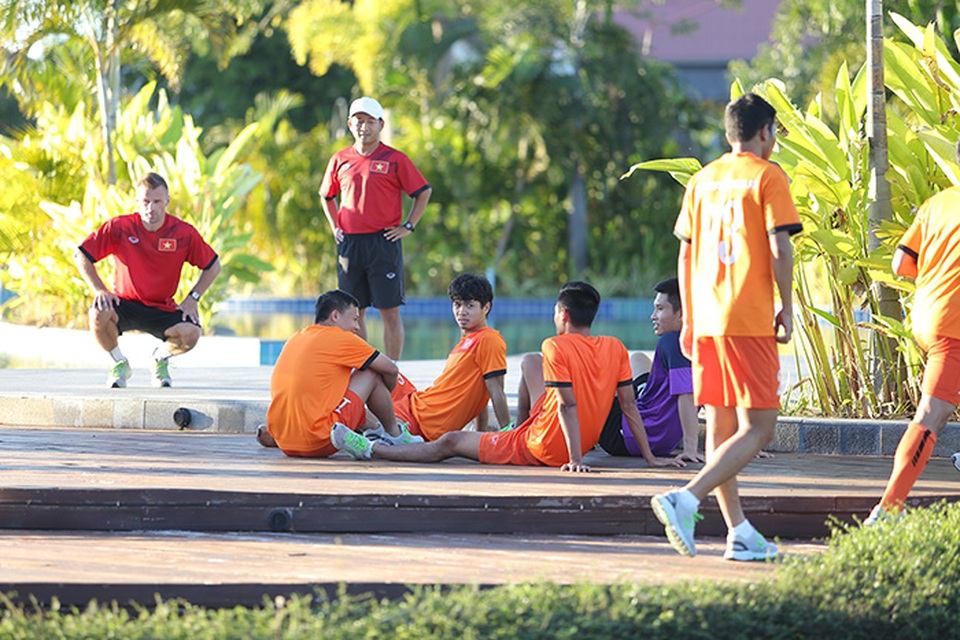 Tuyển thủ Việt Nam chạy bộ thư giãn ở khách sạn 5 sao - 7