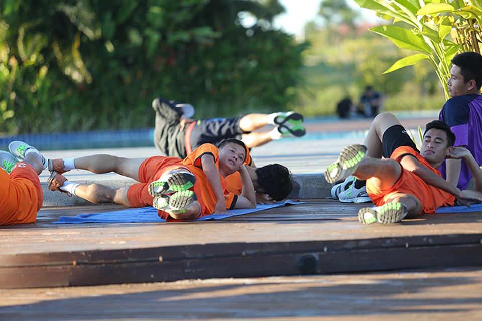 Tuyển thủ Việt Nam chạy bộ thư giãn ở khách sạn 5 sao - 8