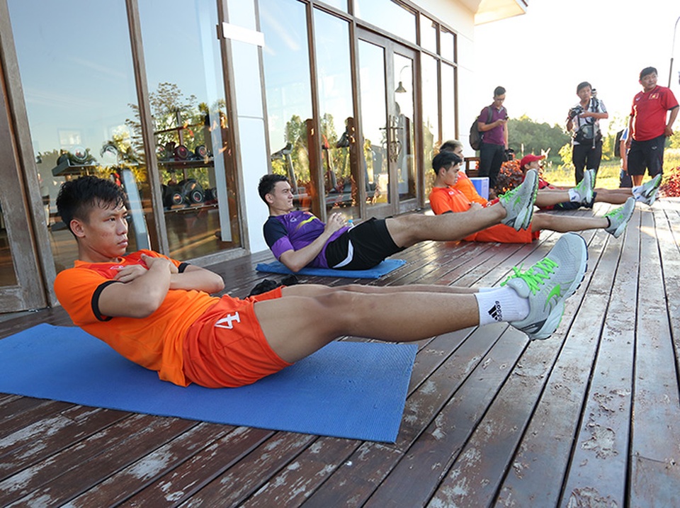 Tuyển thủ Việt Nam chạy bộ thư giãn ở khách sạn 5 sao - 9