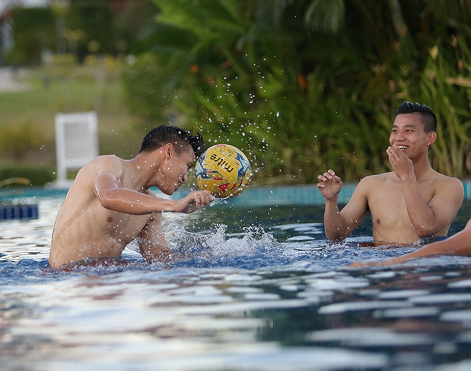 Các tuyển thủ đội tuyển Việt Nam nô đùa dưới bể bơi - 4 Các tuyển thủ đội tuyển Việt Nam nô đùa dưới bể bơi - 4