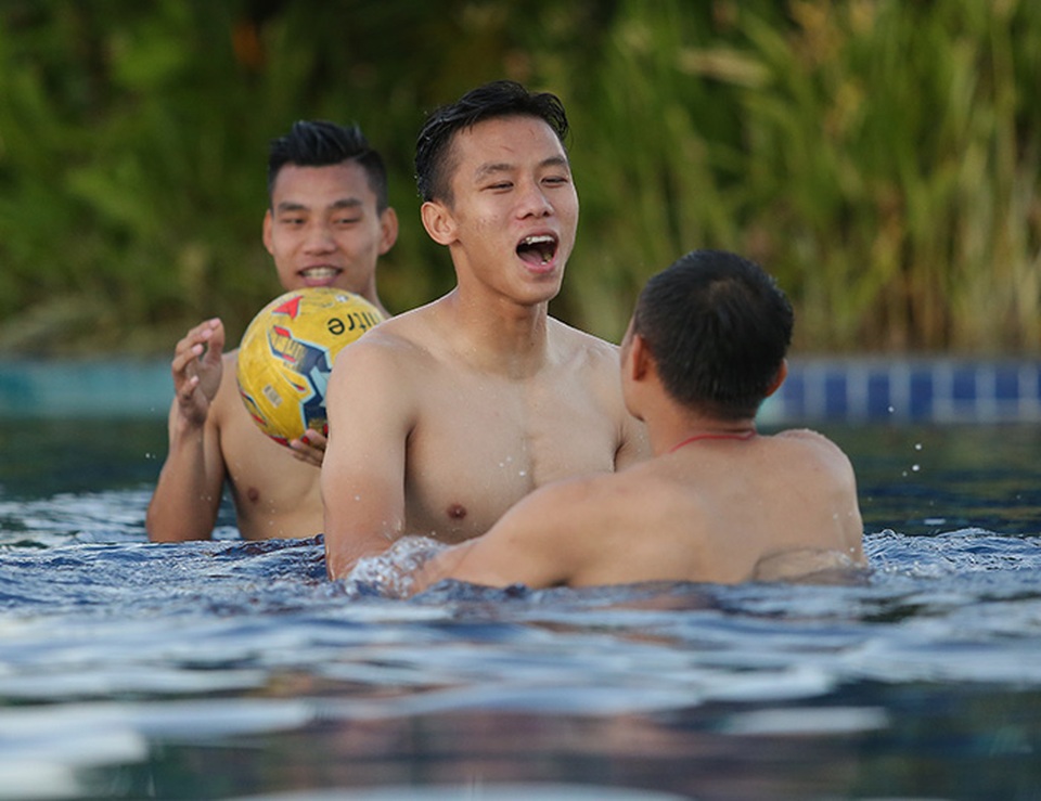 Các tuyển thủ đội tuyển Việt Nam nô đùa dưới bể bơi - 5 Các tuyển thủ đội tuyển Việt Nam nô đùa dưới bể bơi - 5