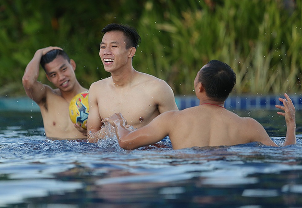 Các tuyển thủ đội tuyển Việt Nam nô đùa dưới bể bơi - 6 Các tuyển thủ đội tuyển Việt Nam nô đùa dưới bể bơi - 6