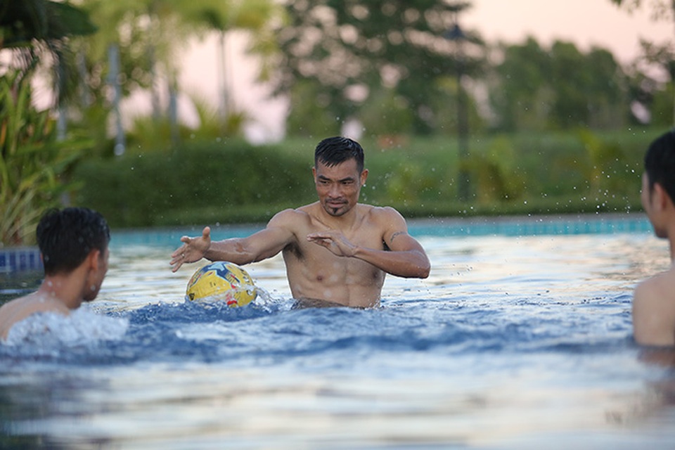 Các tuyển thủ đội tuyển Việt Nam nô đùa dưới bể bơi - 7 Các tuyển thủ đội tuyển Việt Nam nô đùa dưới bể bơi - 7