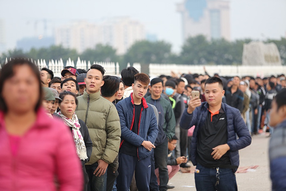 Chen lấn, xô đẩy mua vé xem đội tuyển Việt Nam đấu Indonesia - 14
Nhiều người hâm mộ chia sẻ, họ lo lắng có thể không mua được vé dù xếp hàng cả buổi sáng