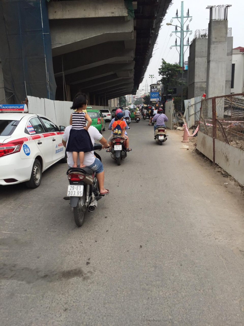 Đừng chiều con trẻ vô lối khi tham gia giao thông - 2 Đừng chiều con trẻ vô lối khi tham gia giao thông - 2
