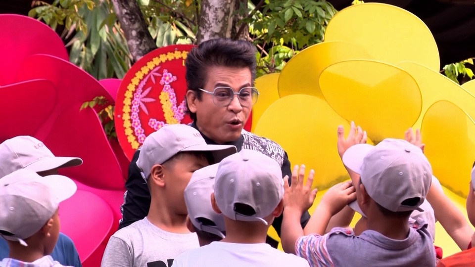 MC Thanh Bạch "quẩy hết mình" với các cầu thủ nhí - 2 MC Thanh Bạch "quẩy hết mình" với các cầu thủ nhí - 2