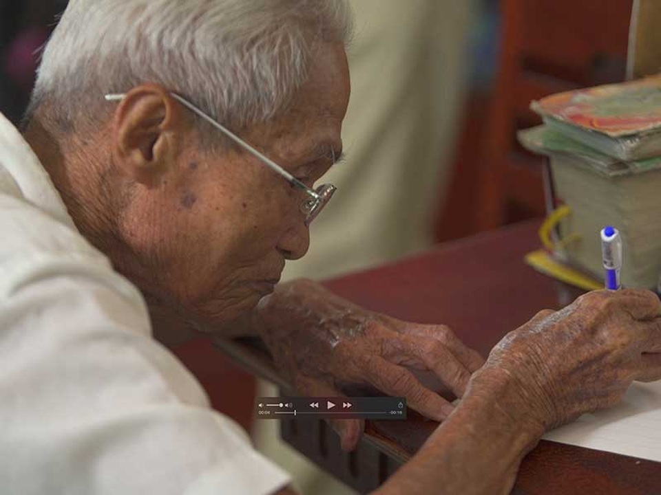 Mỗi ngày ông Ngộ đạp xe đến Bưu điện Trung tâm ngồi chờ những vị khách nhờ dịch thư. Ảnh: BTC