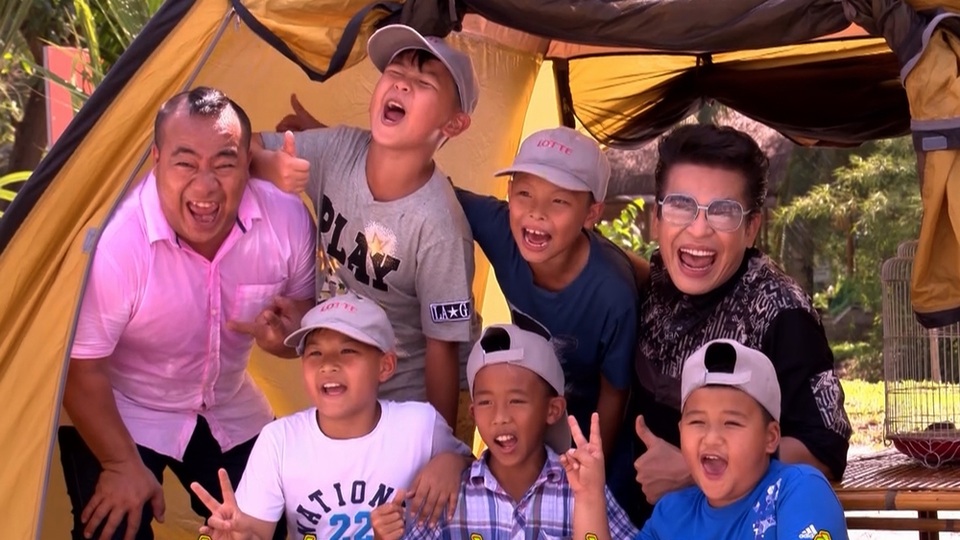 MC Thanh Bạch "quẩy hết mình" với các cầu thủ nhí - 4 MC Thanh Bạch "quẩy hết mình" với các cầu thủ nhí - 4