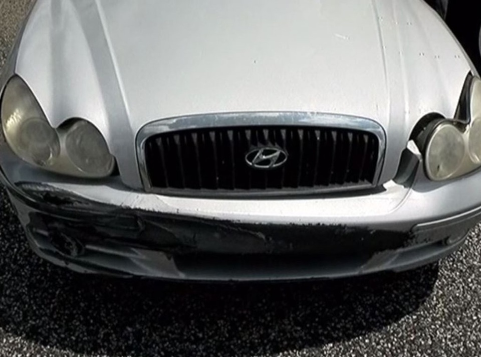 Xe 18 bánh ủn xe con, tài xế không hay biết - 3