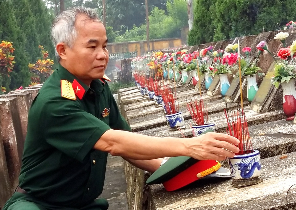 Mở rộng quy mô Nghĩa trang Vị Xuyên lên hơn 4.000 phần mộ liệt sĩ - 1
Đồng đội thắp hương cho các liệt sĩ tại Vị Xuyên (Hà Giang)