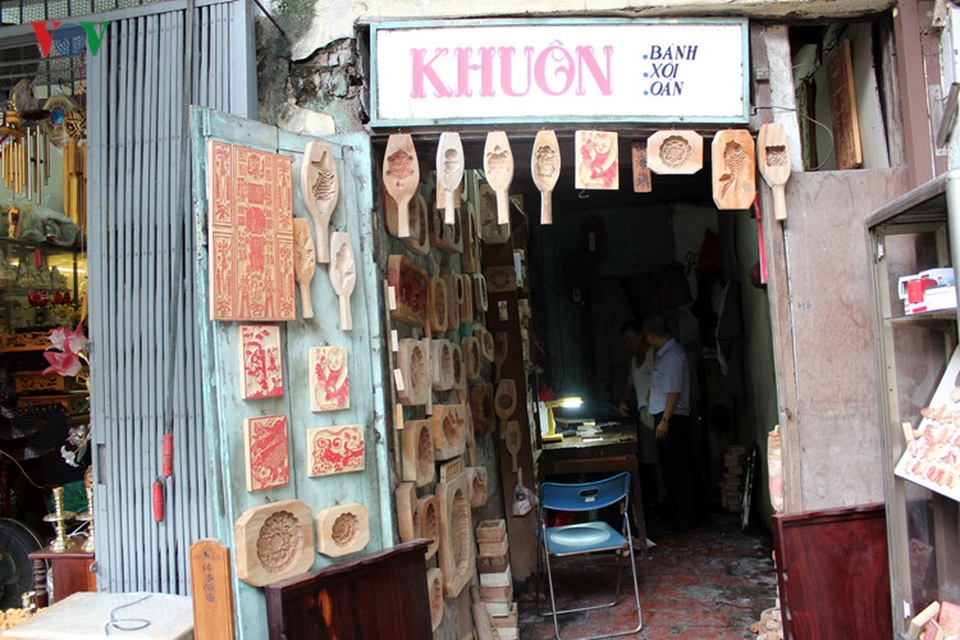 Khám phá nghề đúc khuôn bánh Trung thu giữa phố cổ Hà Nội - 1
Khi công nghệ máy móc phát triển thì những cửa hàng đúc khuôn thủ công ngày càng ít. Nằm ở phố Hàng Quạt, ông Quang là một trong số ít những nghệ nhân còn giữ lại cái nghề tưởng chừng không thể tồn tại