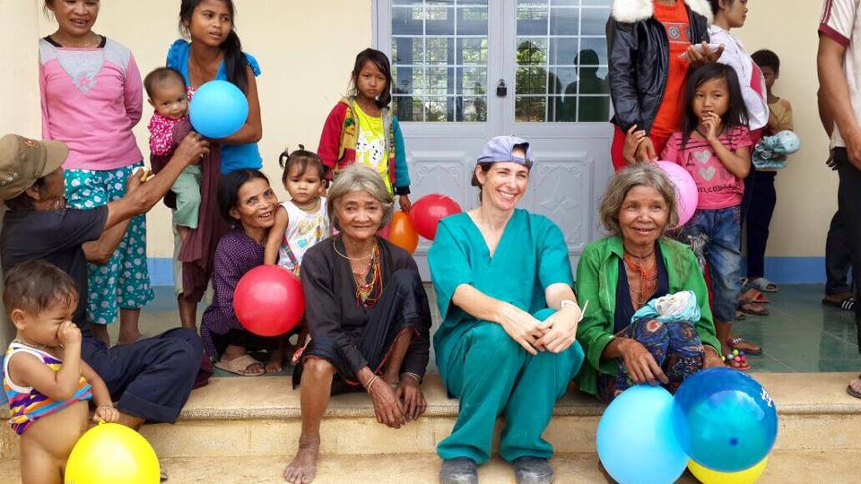 
Một thành viên của đội tình nguyện chụp ảnh cùng người dân địa phương (Ảnh: Đại sứ quán Isarel tại Việt Nam)
