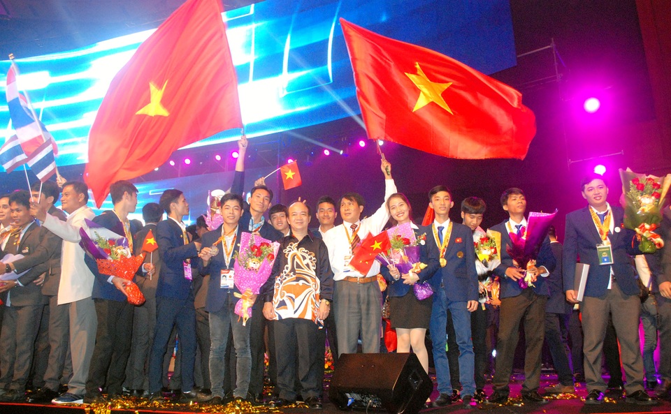 Kỳ thi tay nghề Asean lần thứ 11: Đoàn Việt Nam xếp hạng 3 chung cuộc - 1
Đoàn Việt Nam tại Lễ bế mạc Kỳ thi tay nghề Asean lần thứ 11 tại Malaysia. (Ảnh: Phạm Tuấn)