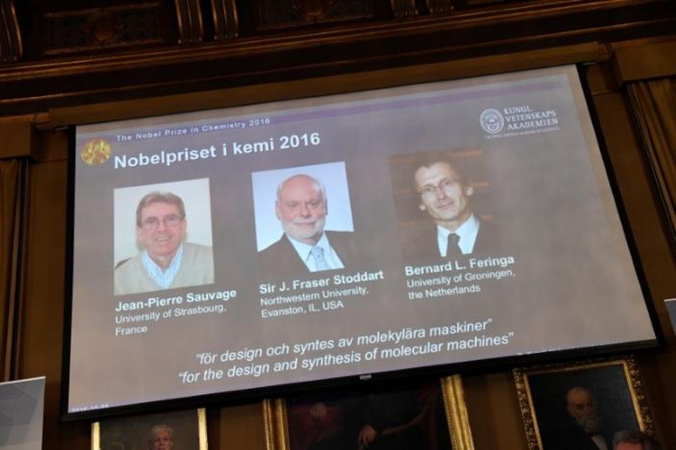 Nobel Hóa học vinh danh 3 nhà khoa học nhờ phát minh những cỗ máy siêu nhỏ - 2
(Từ trái sang phải) Các nhà khoa học Jean-Pierre Sauvage, J Fraser Stoddart và Bernard L Feringa (Ảnh: Reuters)