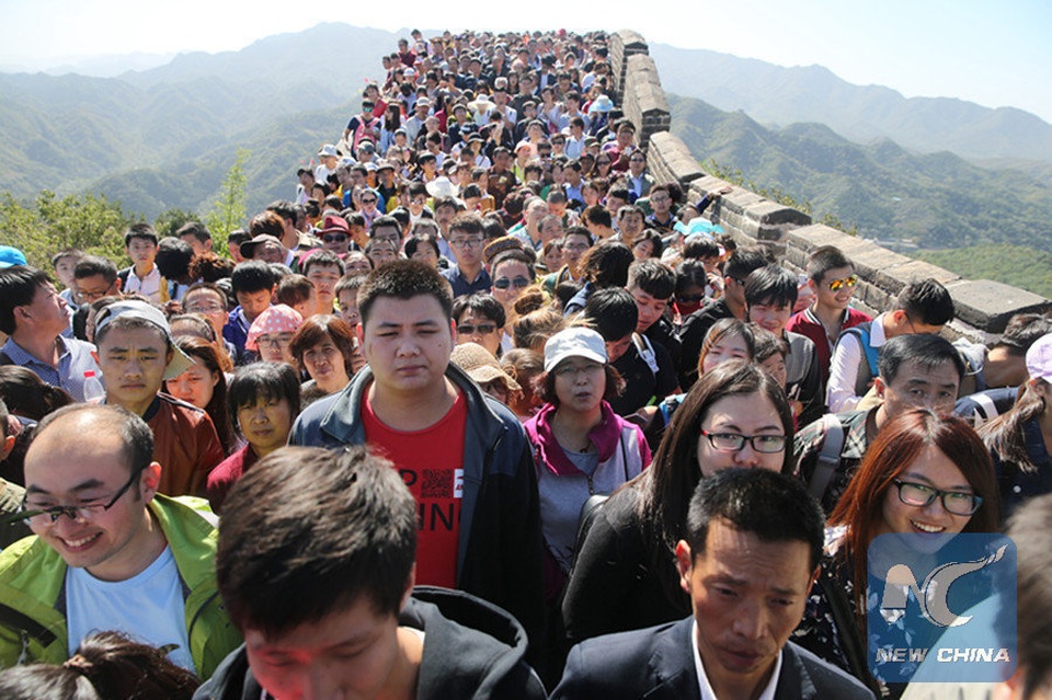 
Du khách thăm Vạn Lý Trường Thành ở Trung Quốc (Ảnh: Xinhua)
