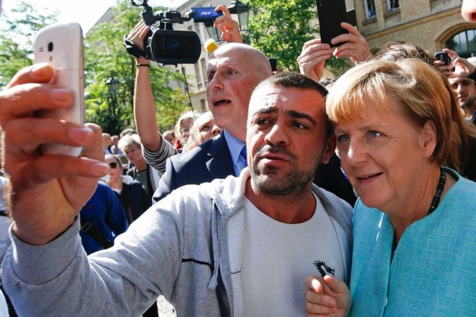 Ai sẽ là chủ nhân giải Nobel Hòa bình 2016? - 5
Thủ tướng Đức Angela Merkel chụp ảnh cùng một người di cư (Ảnh: Reuters)