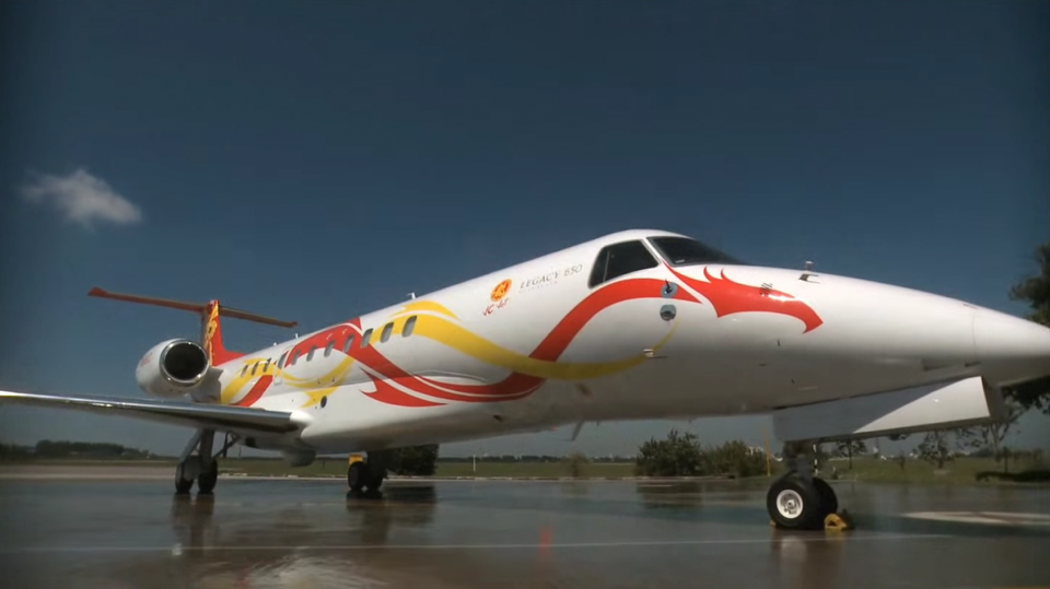 
Cận cảnh chiếc máy bay riêng đầu tiên của Thành Long với hình vẽ rồng được chính nam tài tử này thiết kế
