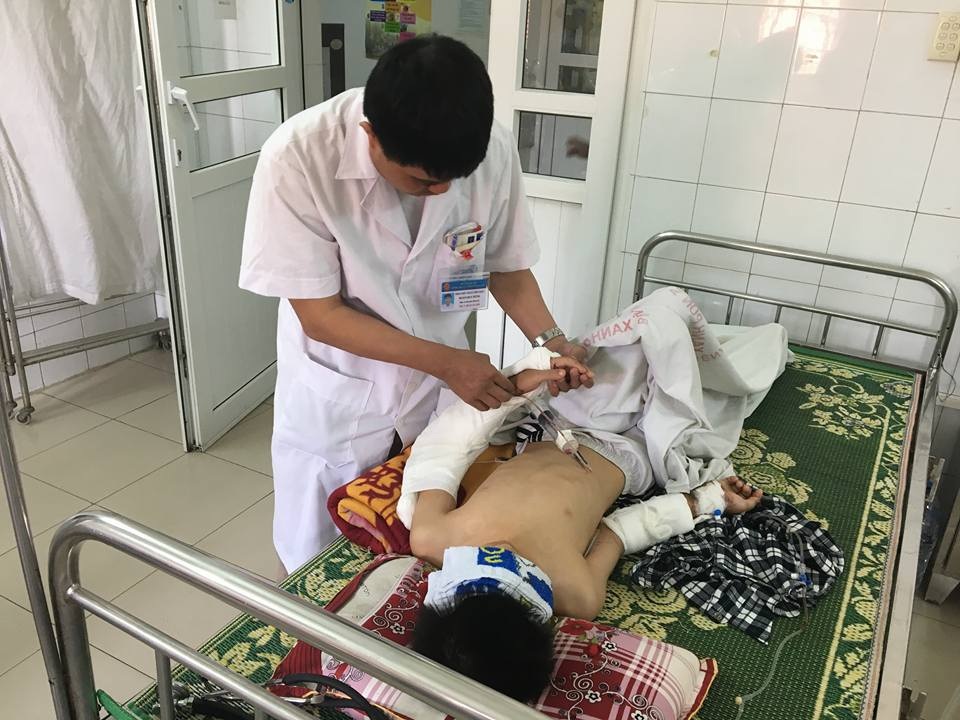 Cậu bé 10 tuổi đứt động mạch cánh tay vì va vào cửa kính trường học - 1
Tay bệnh nhân đã ấm, có cảm giác sau khi được phẫu thuật.