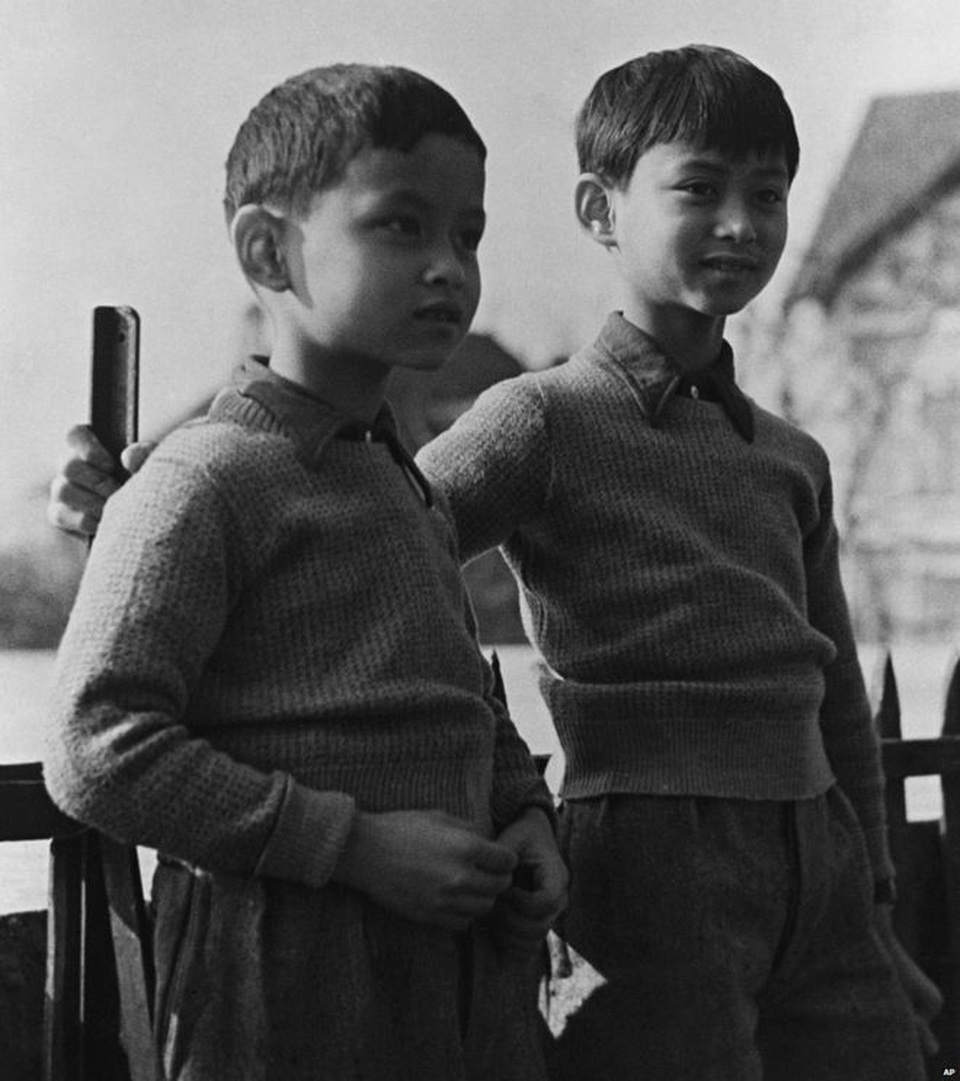 Cuộc đời nhà vua trị vì lâu nhất thế giới - 1
Ông Bhumibol Adulyadej sinh năm 1927 tại Cambridge, Massachusetts, Mỹ, nơi cha ông du học. Sau đó ông học tại Thụy Sĩ. Ông lên ngôi ngày 9/6/1946 sau khi người anh trai, Quốc vương Ananda Mahidol (phải), chết trong một vụ nổ súng tại cung điện hoàng gia ở Bangkok. Trong ảnh là hai anh em trai chụp tại Lausanne, Thụy Sĩ năm 1935. (Ảnh: AP)