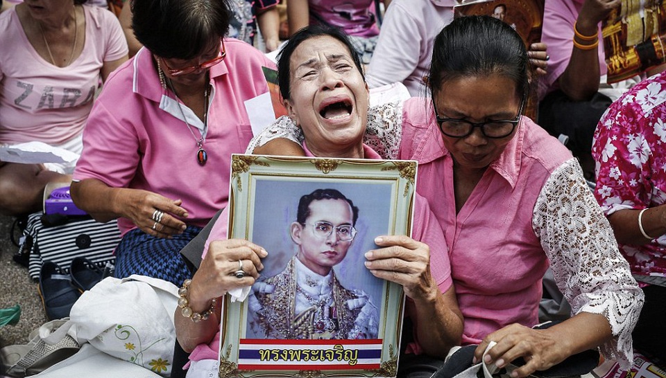 
Người dân Thái Lan tiếc thương Nhà vua Bhumibol Adulyadej. (Ảnh: EPA)
