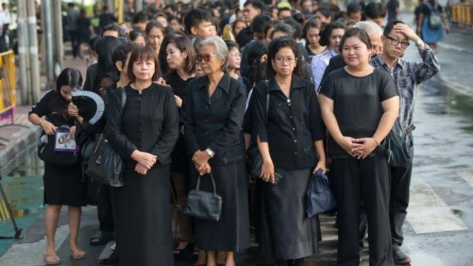 Chân dung Thái tử sẽ lên ngôi vương của Thái Lan - 4
Người dân Thái Lan mặc áo đen để tưởng nhớ Quốc vương Bhumibol. (Ảnh: AP)